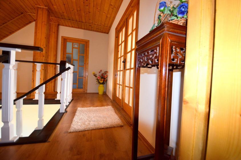 Casă individuală cu 8 camere cu Canalizare în Sânandrei