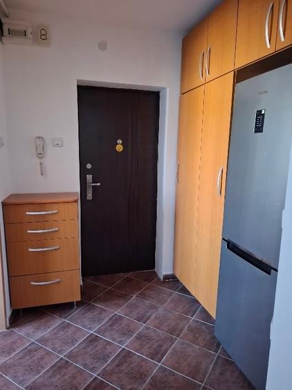 Apartament cu 3 camere semidecomandat, mobilat în Lujerului