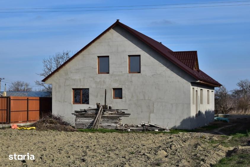 Casă cu 4 camere cu Teren 2000 Mp în Vădeni