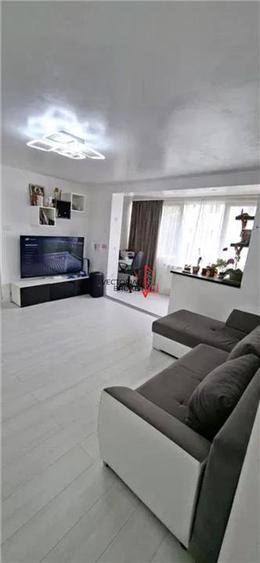 Apartament cu 3 camere semidecomandat în Obor