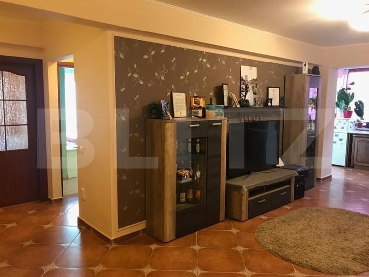 Apartament cu 3 camere semidecomandat, mobilat în Florești