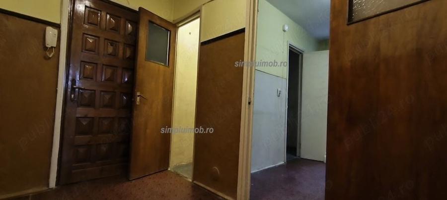 Apartament cu 3 camere semidecomandat în Berceni