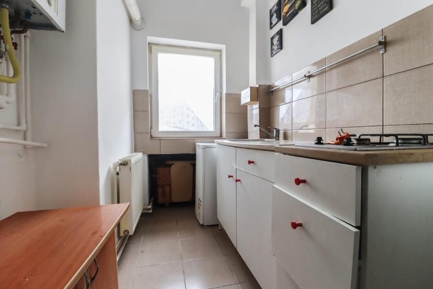 Apartament cu 3 camere semidecomandat, mobilat în P-ța Muncii