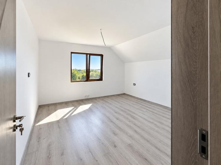Casă individuală cu 7 camere cu Canalizare în Lumina