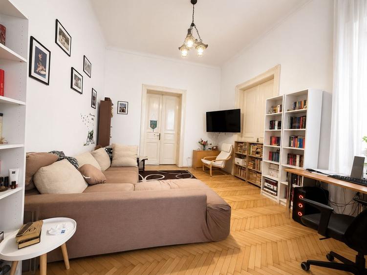 Apartament cu 4 camere circular, mobilat în Central