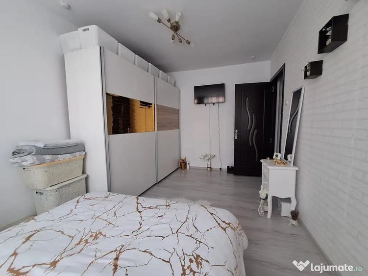 Apartament cu 3 camere semidecomandat în Central