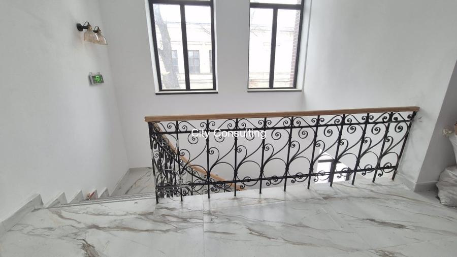 Casă cu 27 camere cu Teren 473 Mp în Sala Palatului
