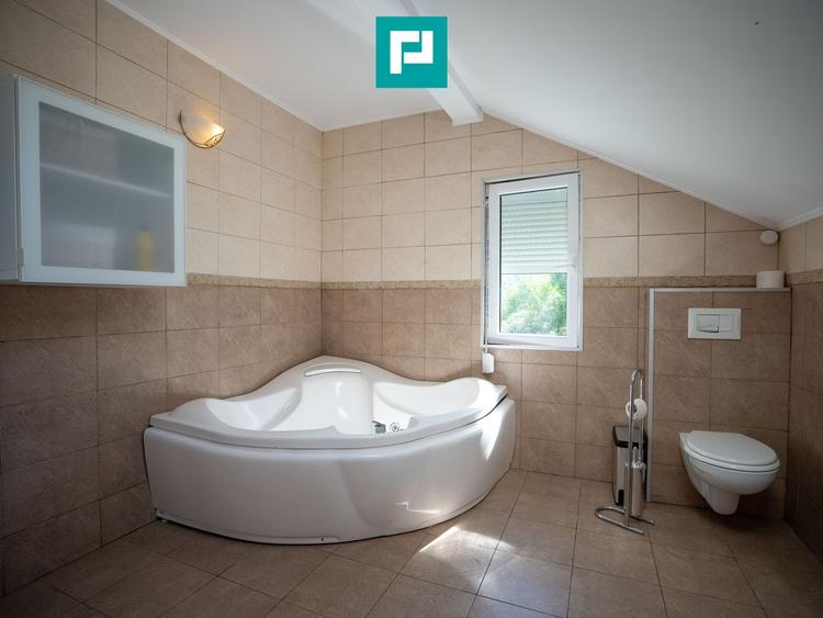 Casă individuală cu 6 camere cu Canalizare în Moneasa