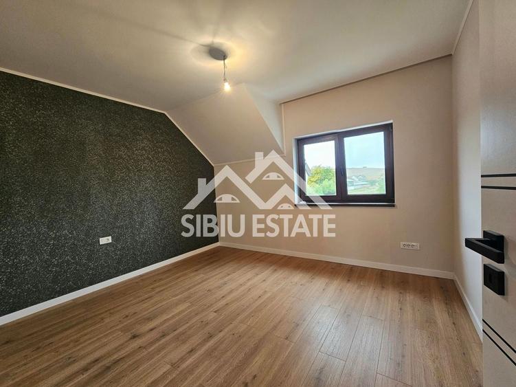 Duplex cu 4 camere cu Canalizare în Șura Mare