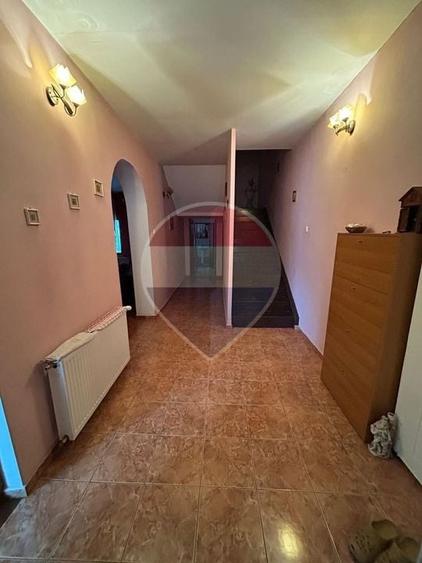Casă individuală cu 10 camere cu Teren 154 Mp în Central