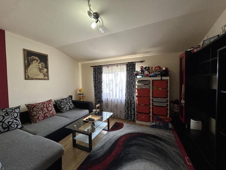 Apartament cu 3 camere decomandat, mobilat în Dâmbovița