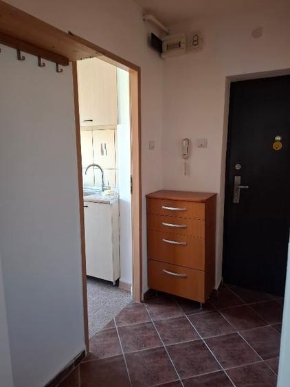 Apartament cu 3 camere semidecomandat, mobilat în Lujerului