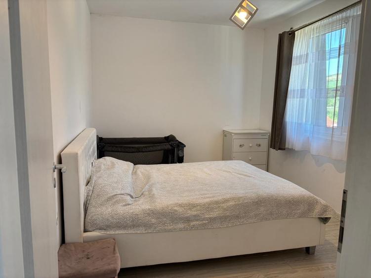 Apartament cu 3 camere semidecomandat, mobilat în Chinteni