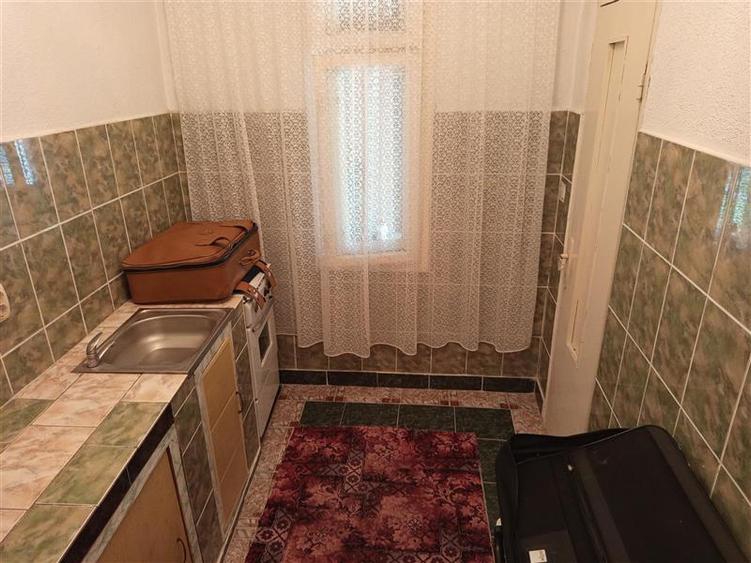 Casă individuală cu 12 camere cu Canalizare în Central