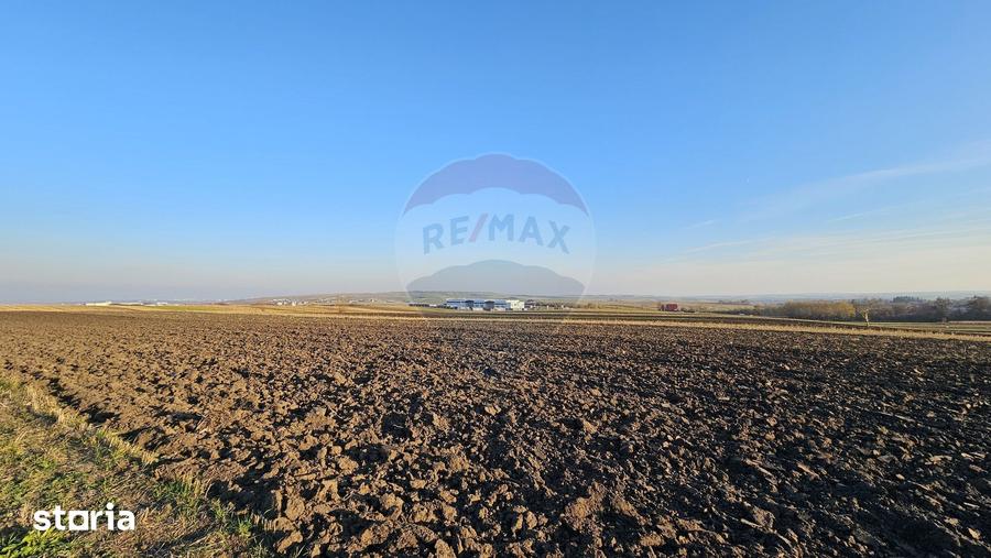 Teren de 6100 mp, în Stroiești