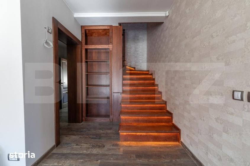 Casă cu 8 camere cu Teren 1600 Mp în Răzvad