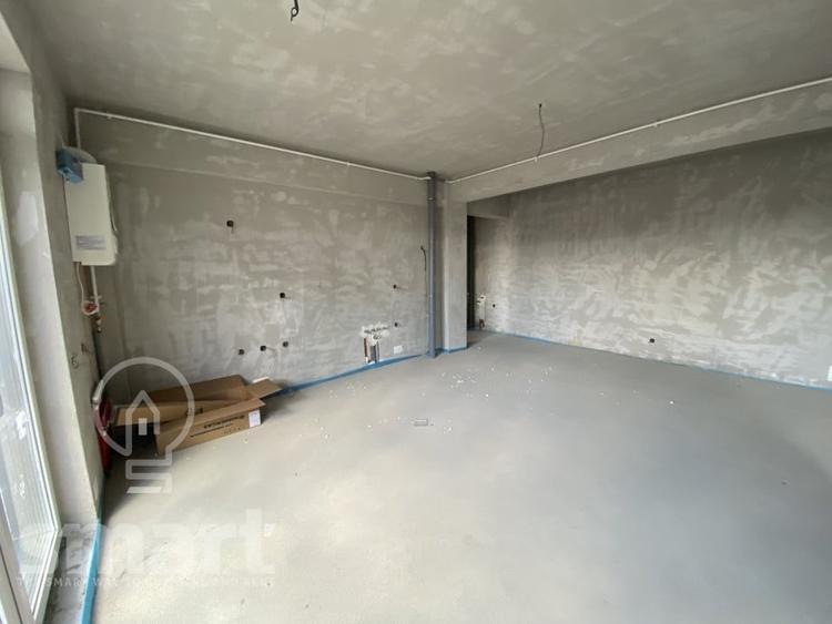 Apartament cu 3 camere semidecomandat în Florești
