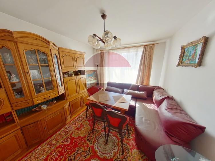 Apartament cu 4 camere decomandat, mobilat în Central