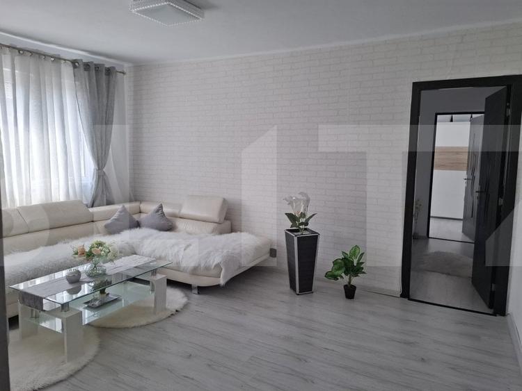 Apartament cu 3 camere semidecomandat, mobilat în Spitalul Județean
