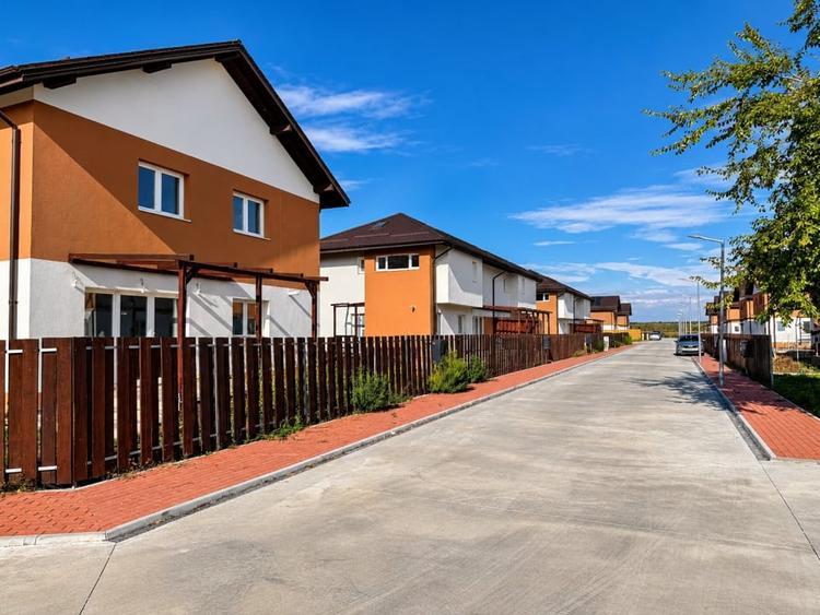 Casă individuală cu 4 camere cu Teren 250 Mp în Săbăreni
