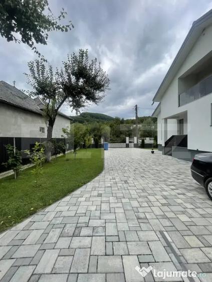 Casă cu 3 camere cu Teren 3500 Mp în Central