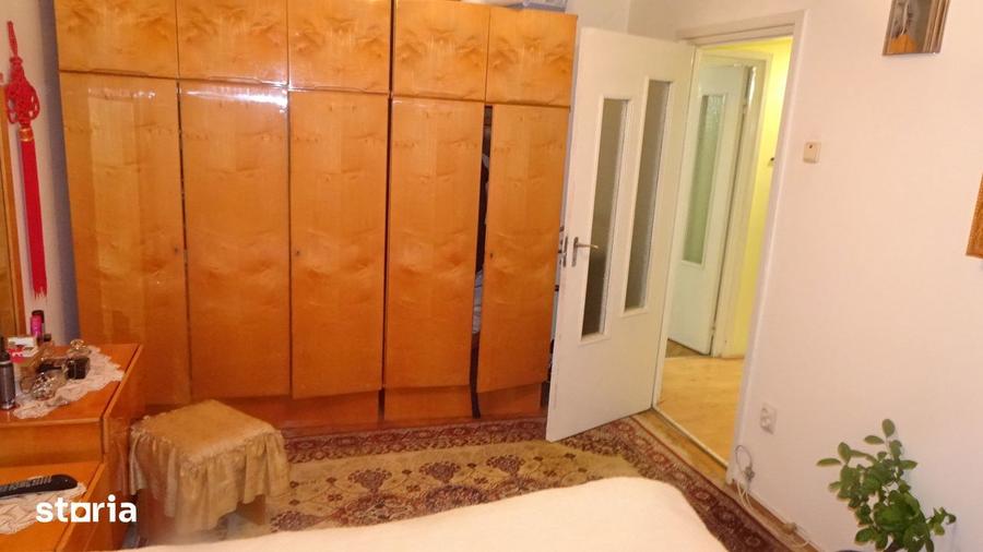 Apartament cu 3 camere decomandat în Scărișoara