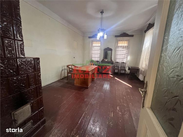 Casă cu 4 camere cu Teren 1623 Mp în Central