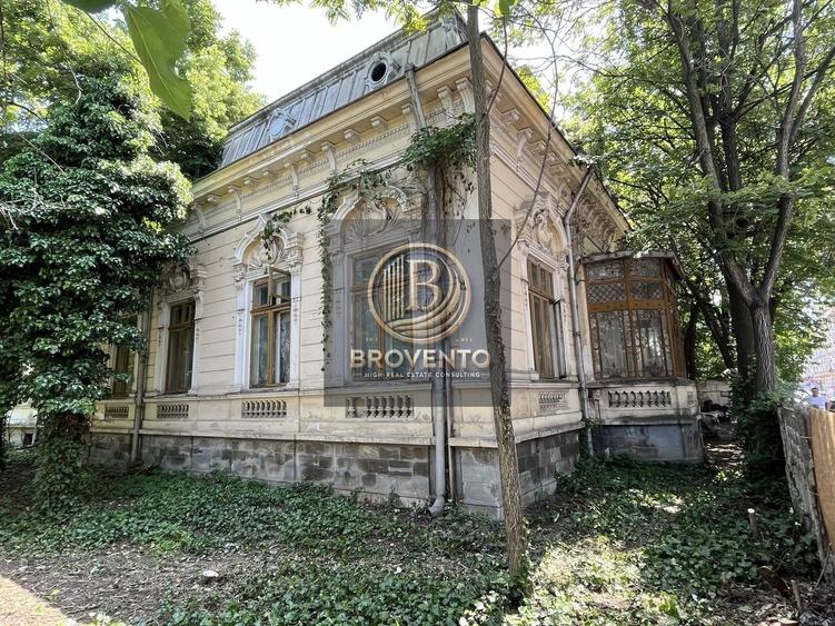 Casă individuală cu 15 camere cu Canalizare în Central