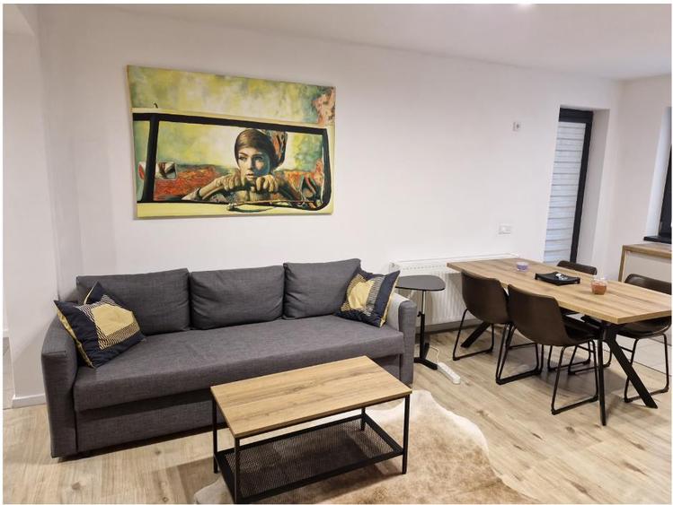 Apartament cu 3 camere decomandat în Tractorul