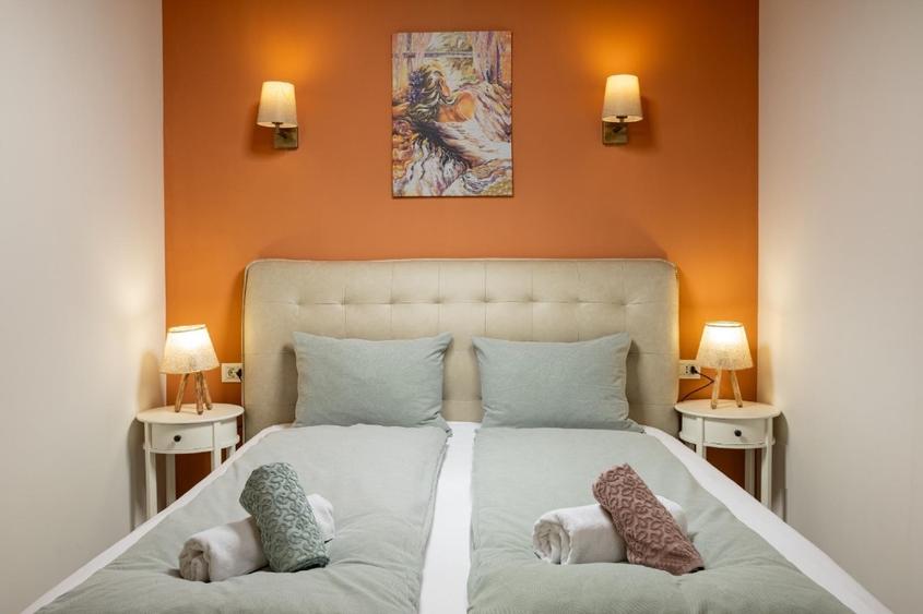 Apartament cu 5 camere decomandat, mobilat în Centrul Istoric