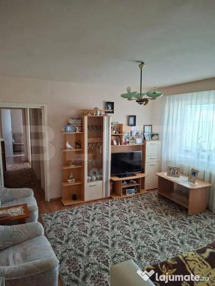 Apartament cu 3 camere semidecomandat, mobilat în Central