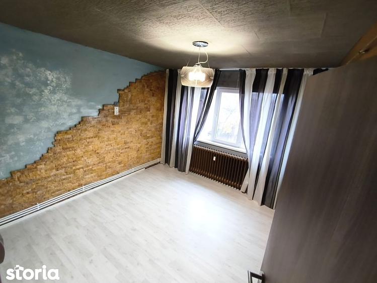 Apartament cu 3 camere semidecomandat în Podu Roș