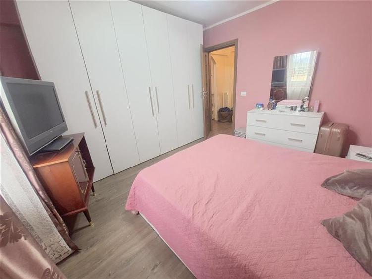 Apartament cu 3 camere semidecomandat, mobilat în Milcov