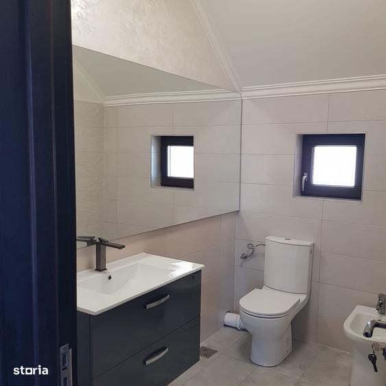 Casă cu 4 camere cu Canalizare în Central