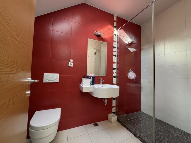 Casă individuală cu 5 camere cu Canalizare în Grigorescu