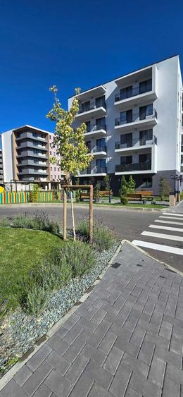 Apartament cu 2 camere decomandat în Tractorul