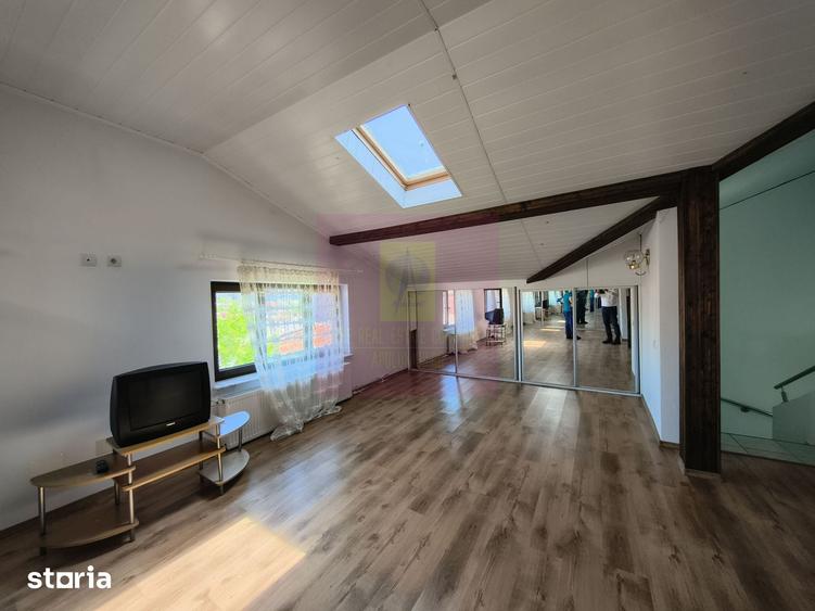 Casă cu 7 camere cu Teren 280 Mp în Rahova