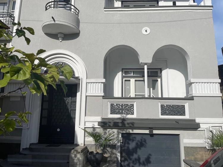 Casă cu 7 camere cu Garaj în Dacia