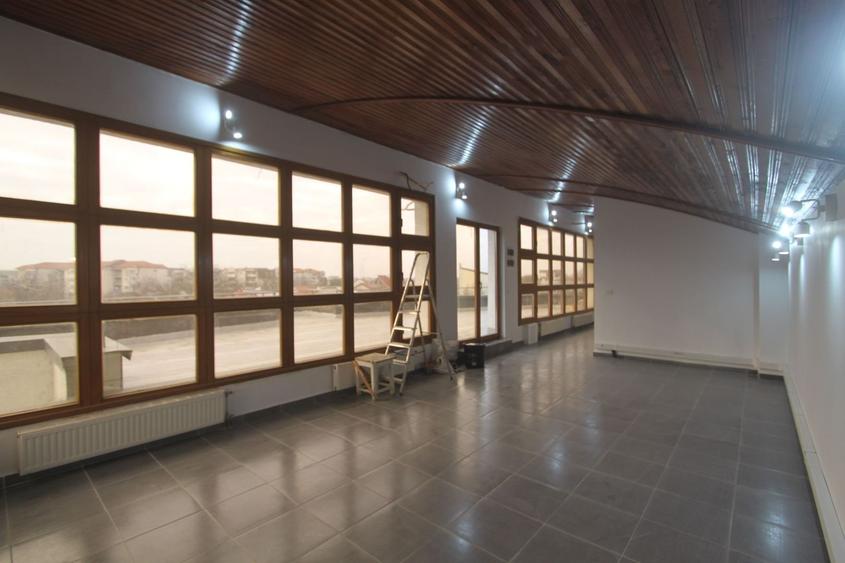 Birou, de 205 mp, în Sud