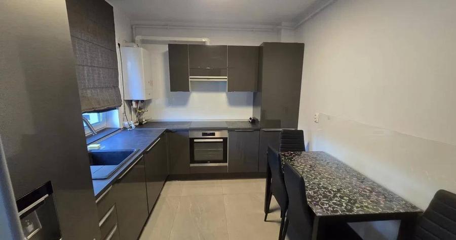 Apartament cu 3 camere decomandat, mobilat în Central