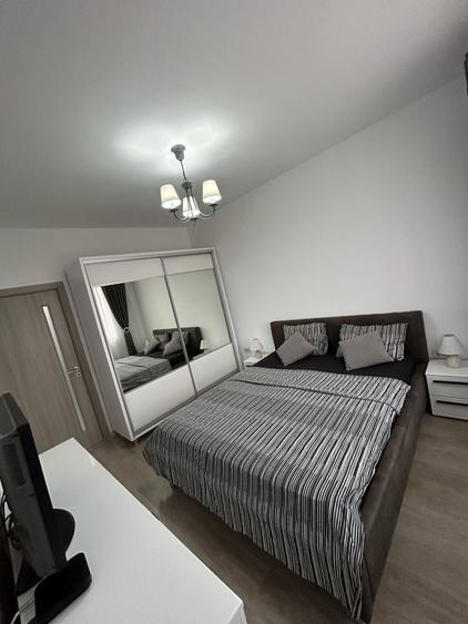 Apartament cu 2 camere decomandat în Roșu