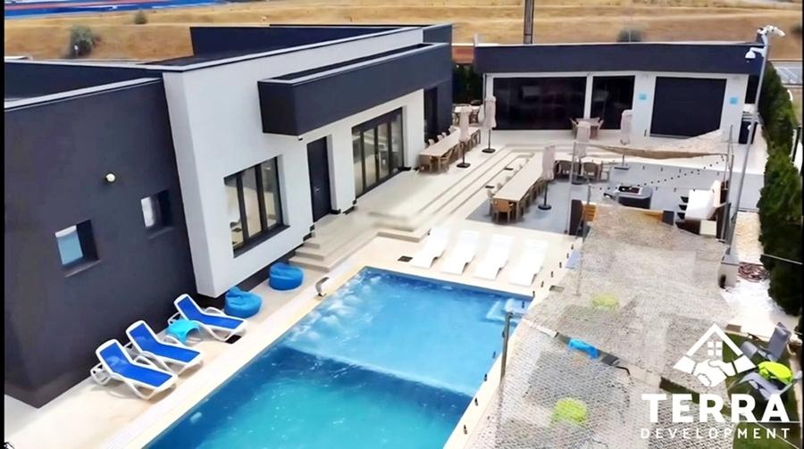 Casă cu 4 camere cu Piscina în Lazu