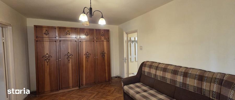 Apartament cu 2 camere semidecomandat în Centrul Civic