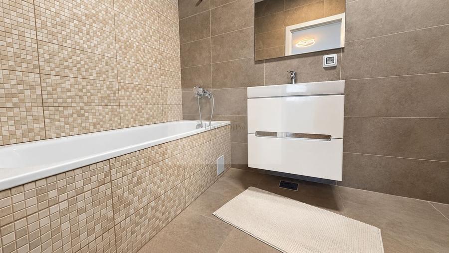 Apartament cu 3 camere semidecomandat, mobilat în Central
