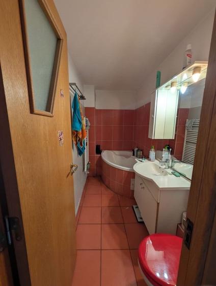 Apartament cu 3 camere decomandat, mobilat în Drumul Sării