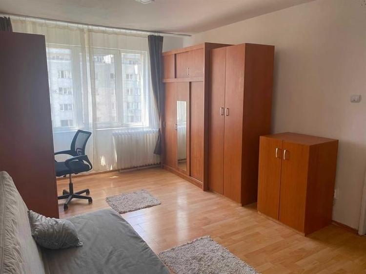 Garsonieră decomandată în Titan