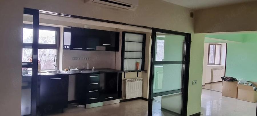 Apartament cu 4 camere decomandat în Victoriei