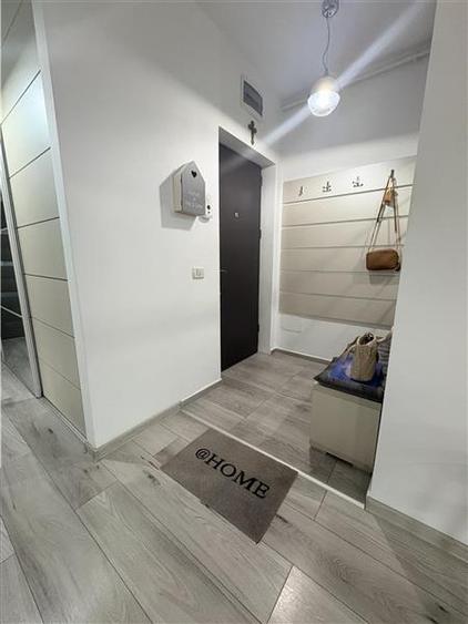 Apartament cu 3 camere decomandat, mobilat în Poarta 6