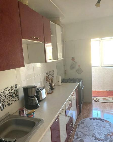 Apartament cu 3 camere decomandat, mobilat în Dacia