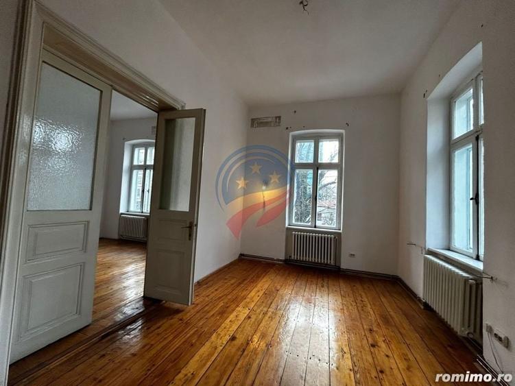 Casă cu 8 camere cu Teren 117 Mp în Ultracentral